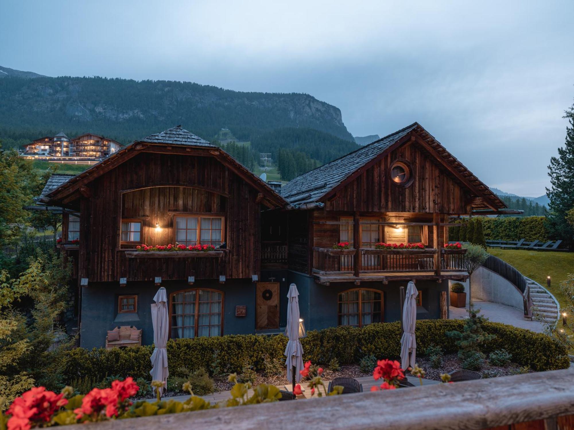 Sportony Mountain Lodges La Villa  Exterior photo